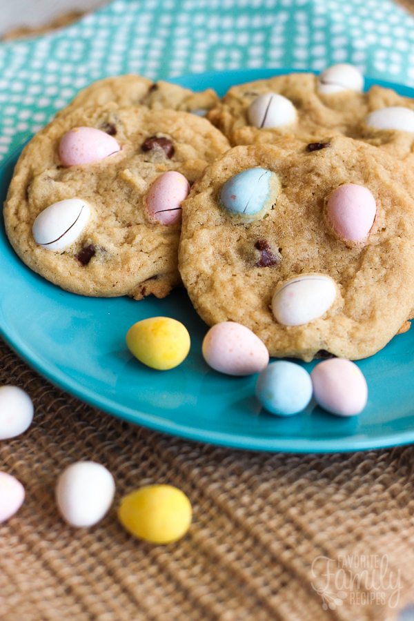 Cadbury Egg Cookies auf einem blauen Teller.