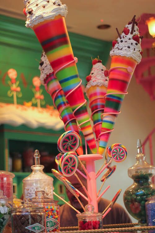 Desserts and sweets at Honey Dukes in the Wizarding World of Harry Potter
