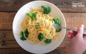 Spaghetti all'aglio cremosi con broccoli su un piatto