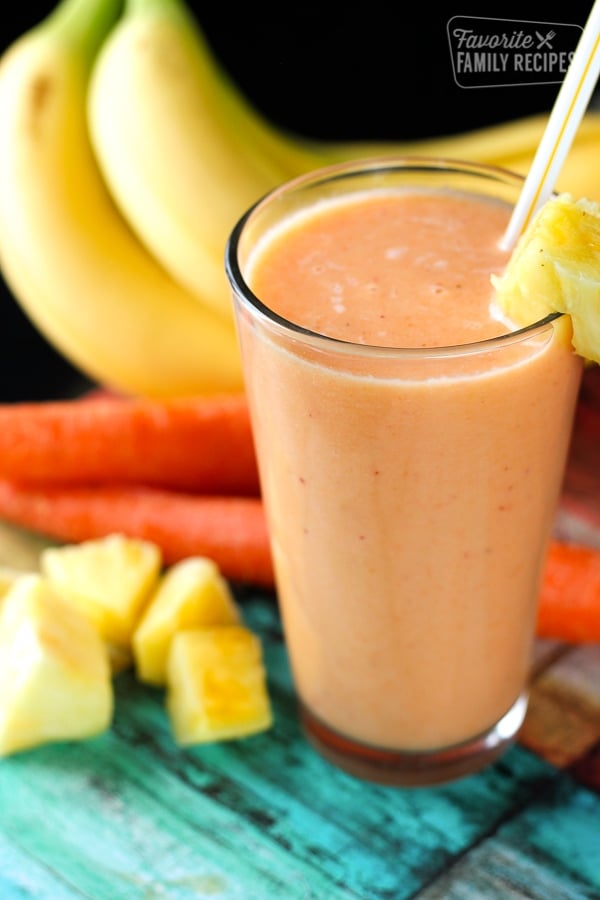 Golden Detox Smoothie {tasty fruits and veggies}