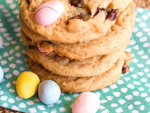 Galletas de huevo Cadbury apiladas una encima de la otra.