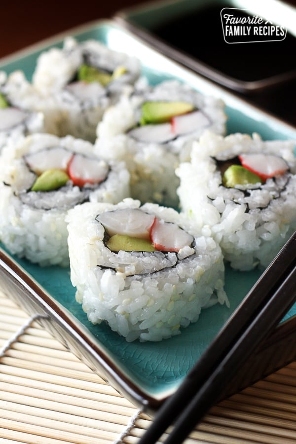 https://www.favfamilyrecipes.com/wp-content/uploads/2018/11/Homemade-California-Sushi-Rolls-2.jpg