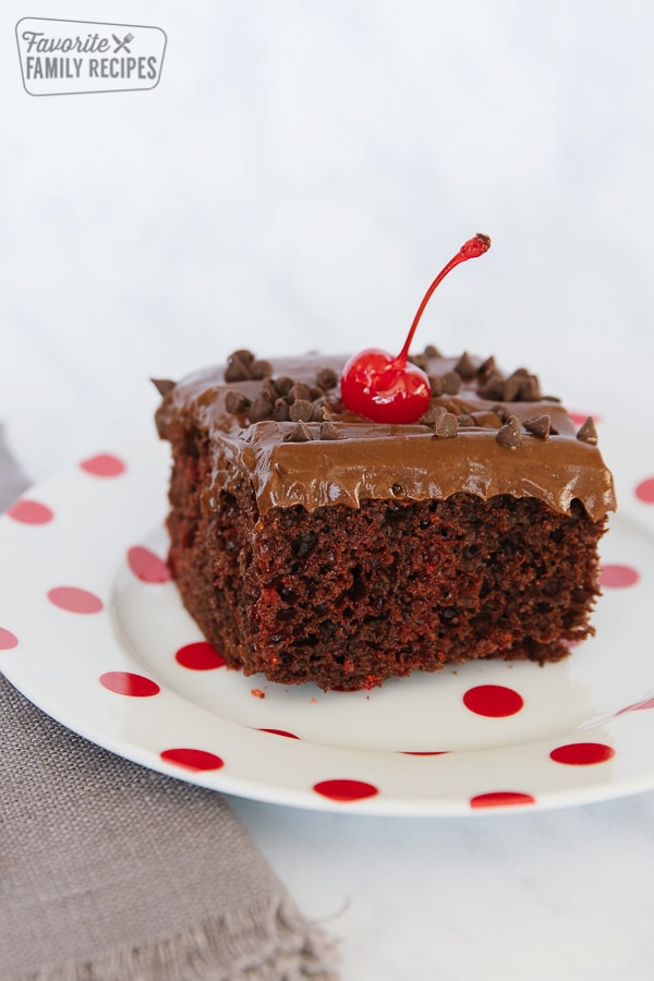 Dokument Repræsentere pisk Chocolate Cherry Cake Recipe - a rich and decadent poke cake
