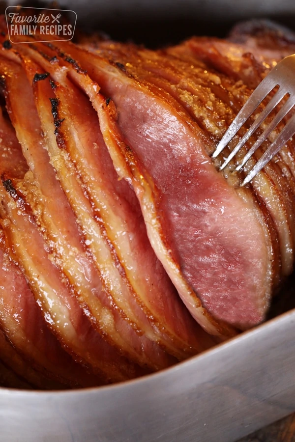 Prosciutto cotto al miele in una pentola per arrostire