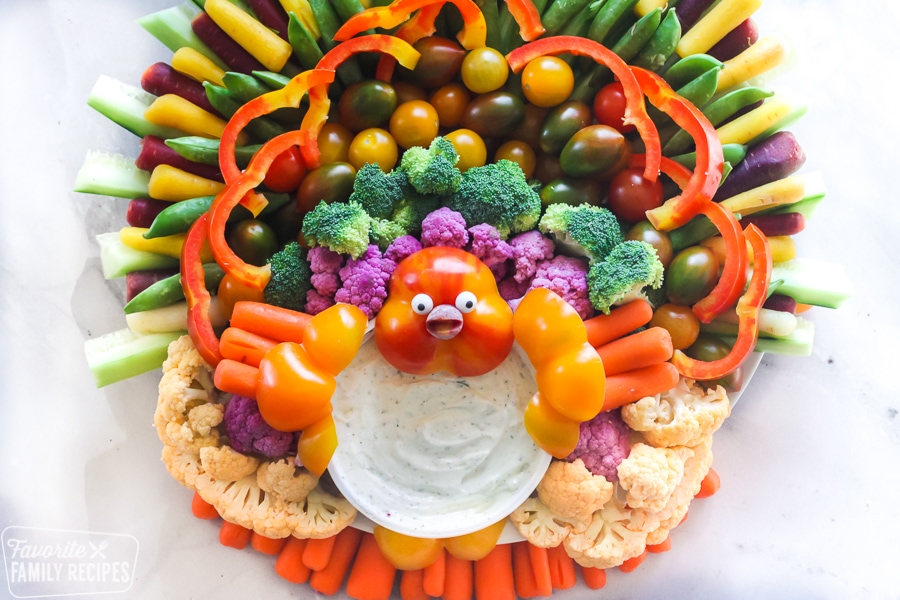 Thanksgiving appetizer veggie tray that looks like a turkey