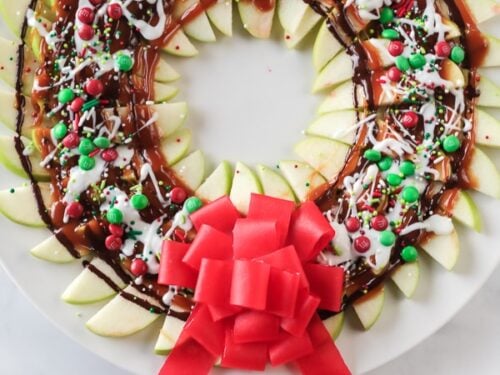 Apple wreath with sliced apples