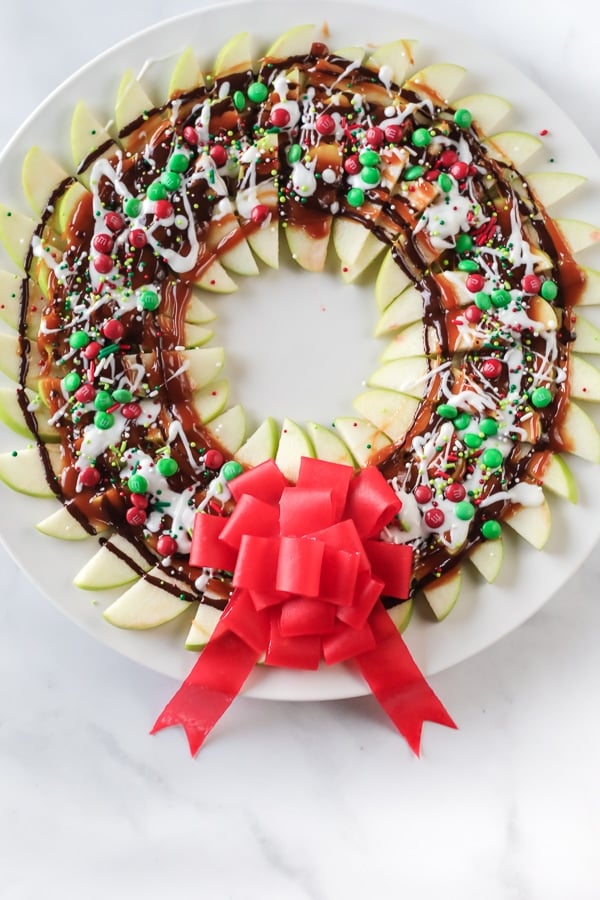 Apple wreath with sliced apples