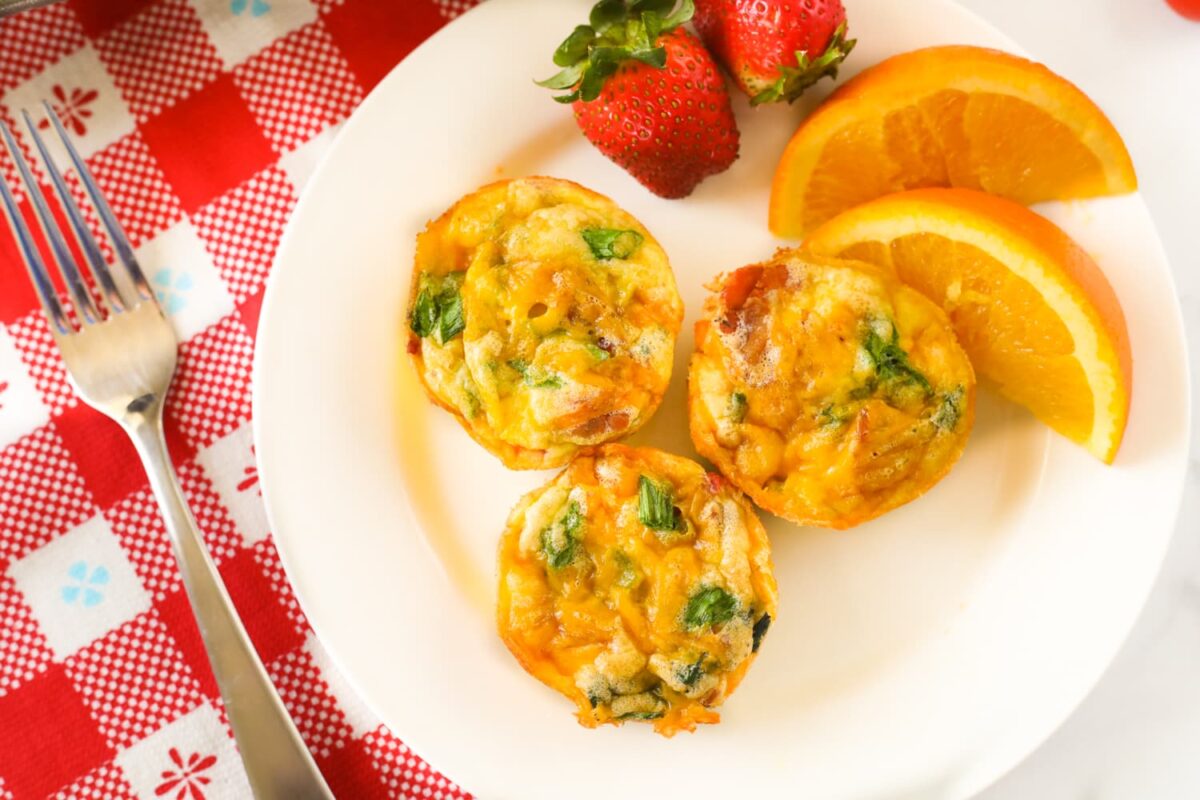 Egg muffins with strawberries and oranges