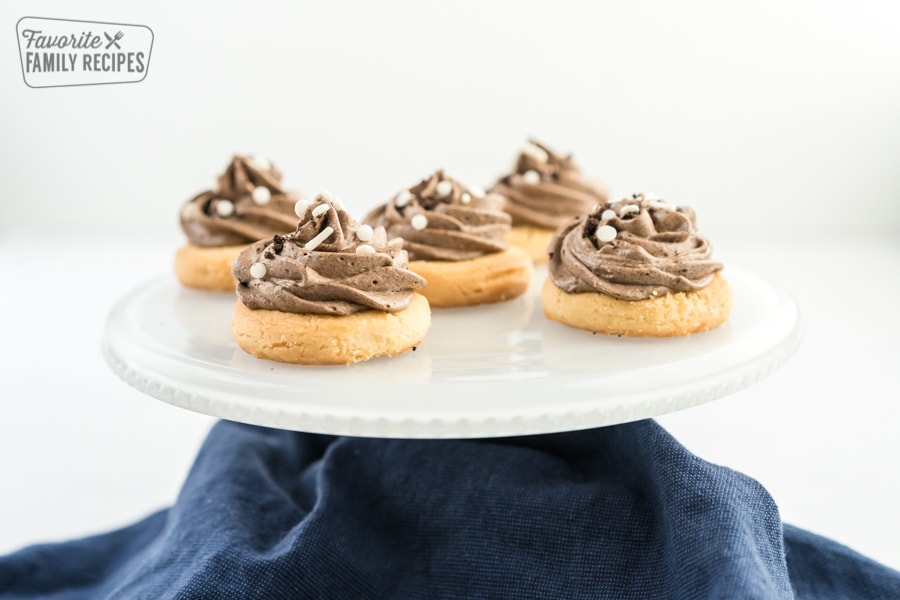 Cookies with Oreo Pudding piped on top