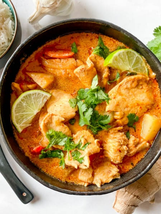 Chicken Massaman Curry in a black bowl