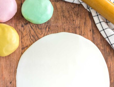 Fondant rolled out into a large circle for cake decorating
