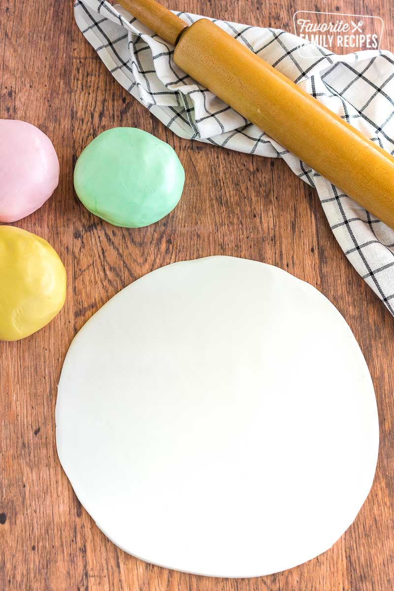 How To Make Fondant: 10 Minute Recipe (Just 4 Ingredients)