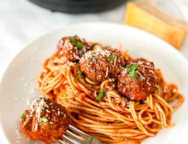 A plate of spaghetti and meatballs