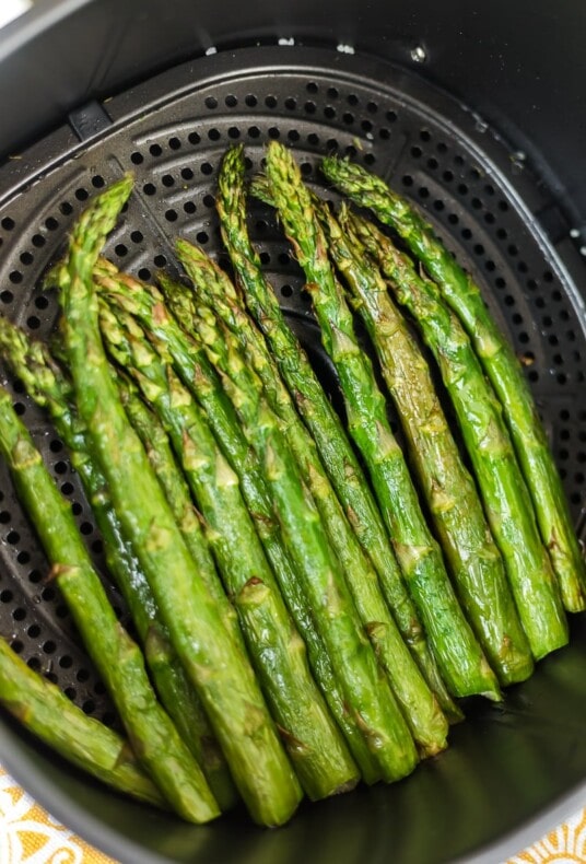 Roasted asparagus in an air fryer
