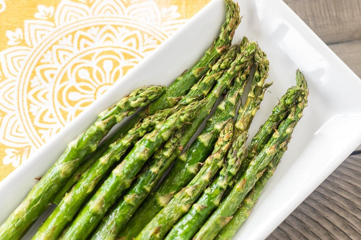 Cooked asparagus on a plate