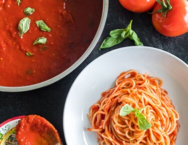 A plate of spaghetti with pomodoro sauce