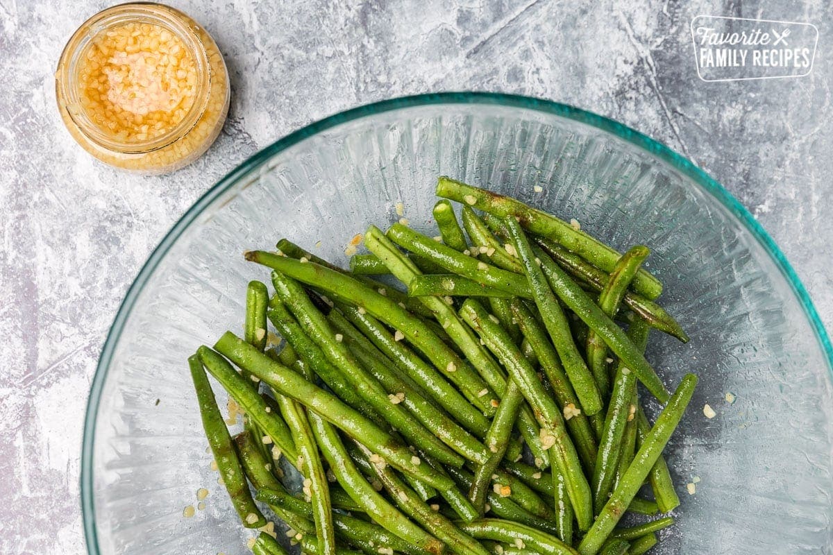 Green beans in bowl with garlic