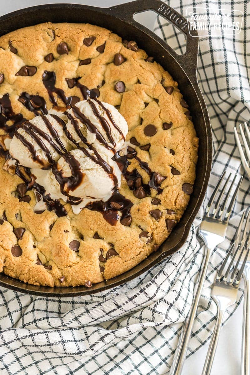 Chocolate Chip Skillet Cookie - Chocolate Chip Cookie Skillet