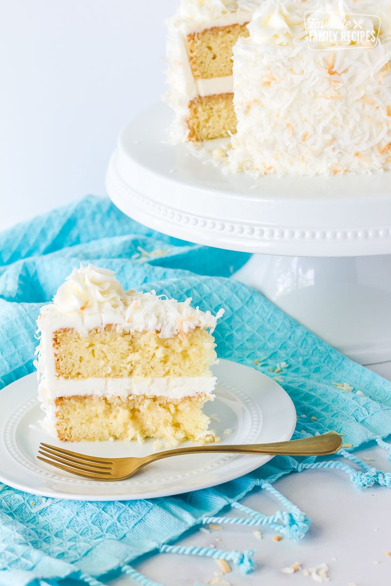 Bord gesnyde klapperroomkoek met klapperryp.