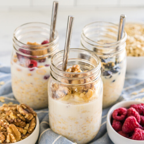 https://www.favfamilyrecipes.com/wp-content/uploads/2022/08/Overnight-Oats-with-spoons-500x500.jpg
