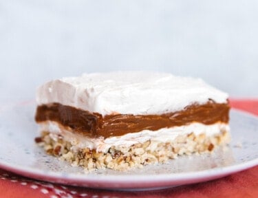 A slice of mud pie on a plate