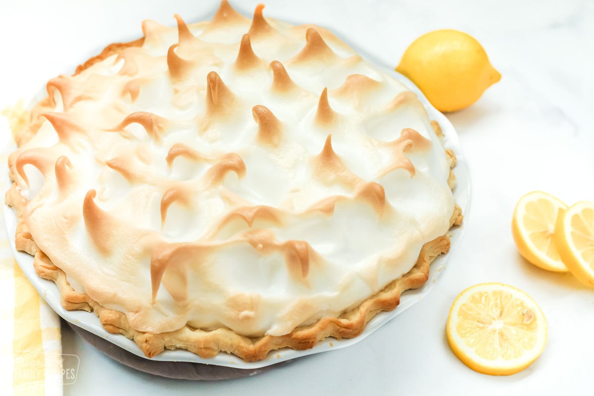 Lemon Meringue pie with lemon slices