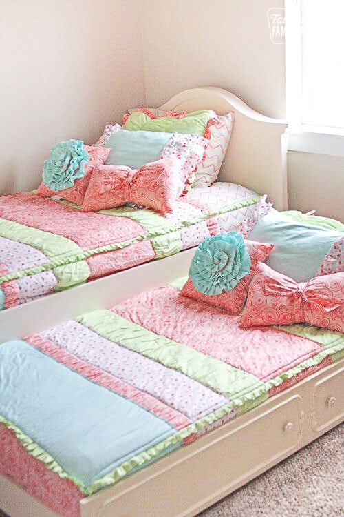 Beddys zipper bedding on a trundle bed
