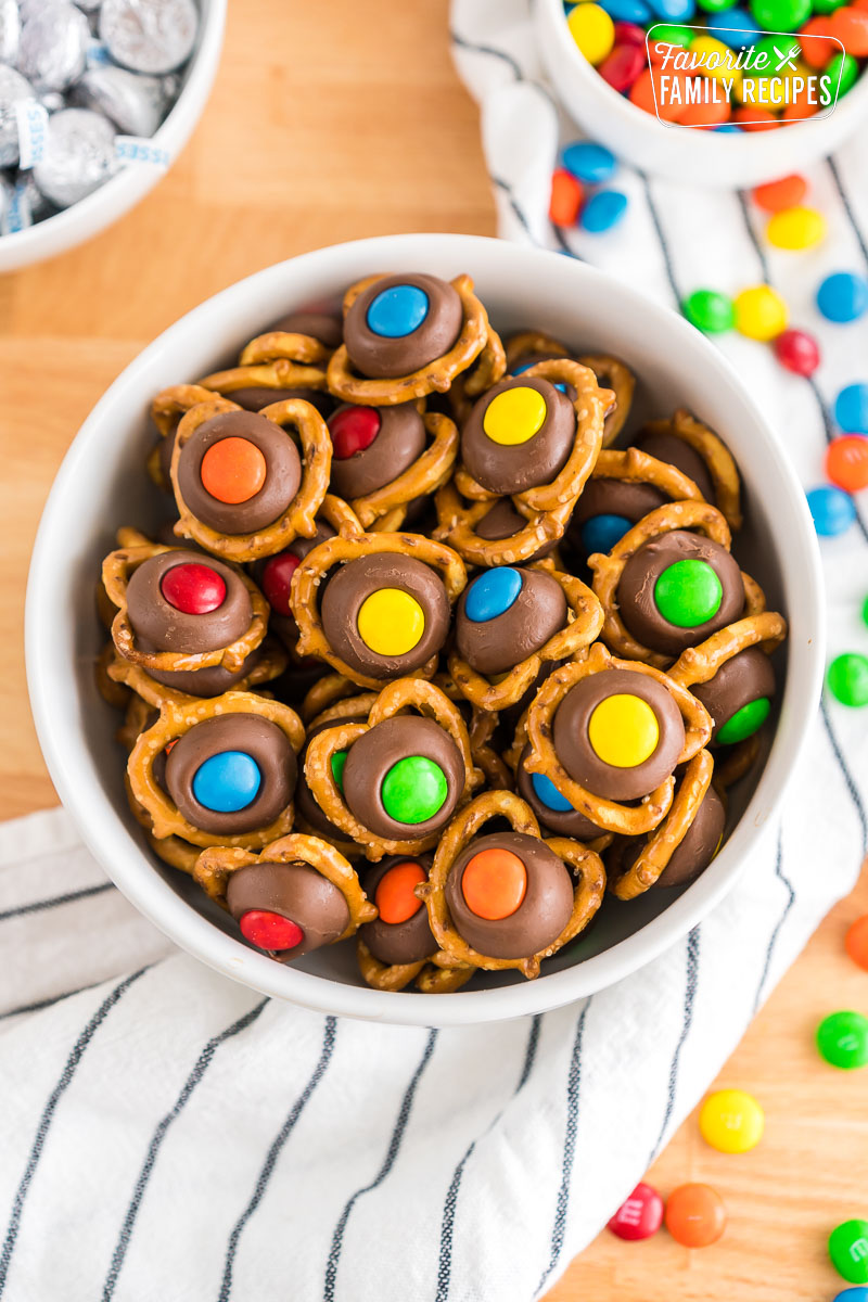 A bowl of hershey kiss pretzels.