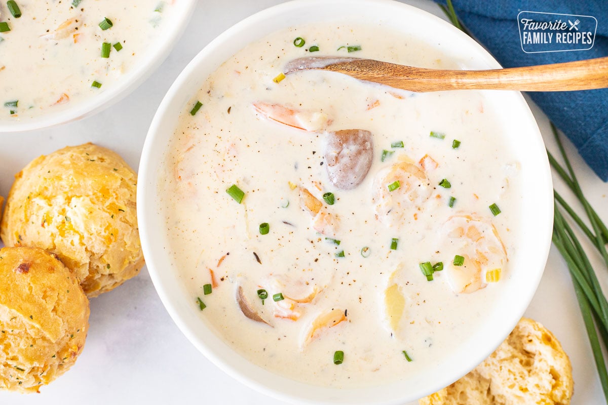 https://www.favfamilyrecipes.com/wp-content/uploads/2023/04/Large-bowl-of-Seafood-Chowder.jpg
