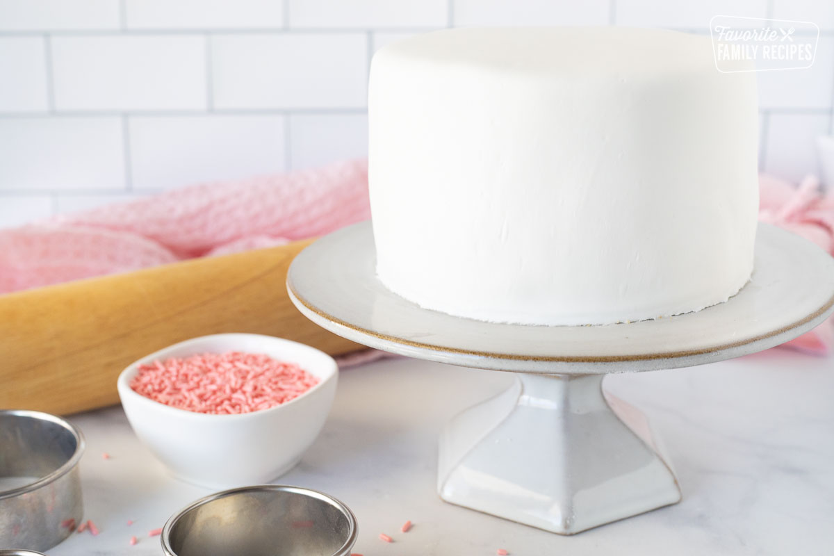 Round cake covered in homemade white Fondant.