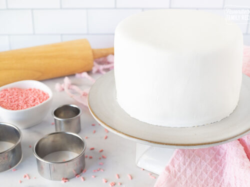 How To Make Fondant: 10 Minute Recipe (Just 4 Ingredients)