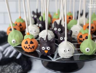 Cake Stand with mummy, black cats, pumpkins and monster Halloween Cake Pops.