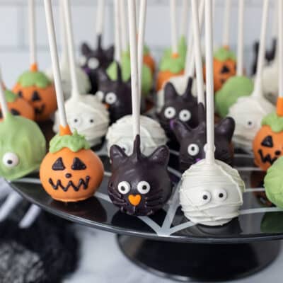 Cake Stand with mummy, black cats, pumpkins and monster Halloween Cake Pops.