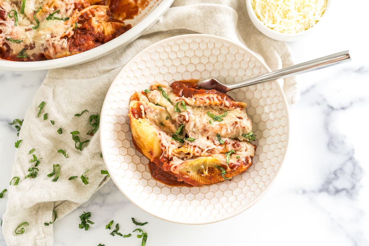 A bowl of chicken parmesan stuffed shells