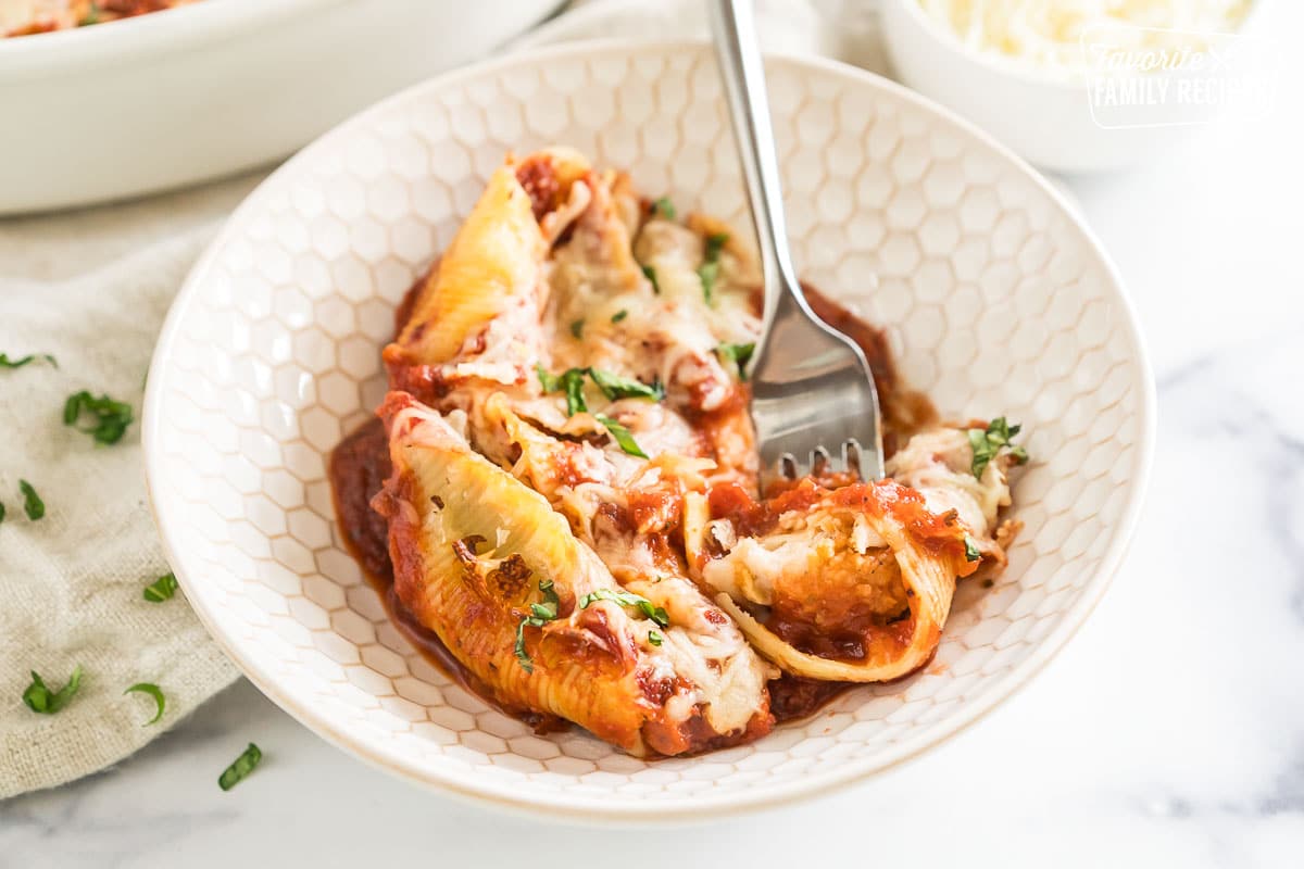 A bowl of chicken parmesan stuffed shells