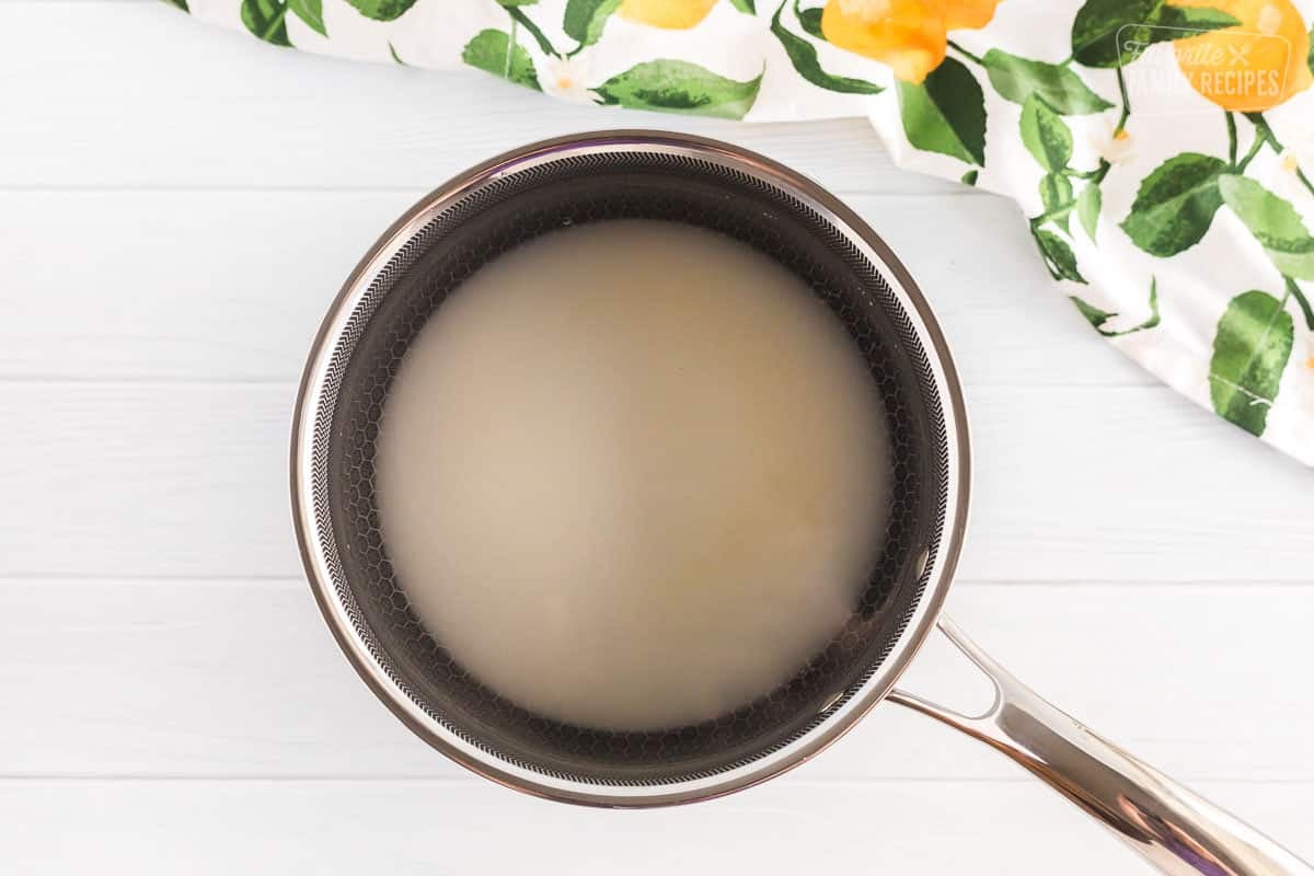 Sugar and water inside a sauce to boil and combine