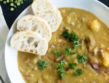 Split pea soup in a bowl