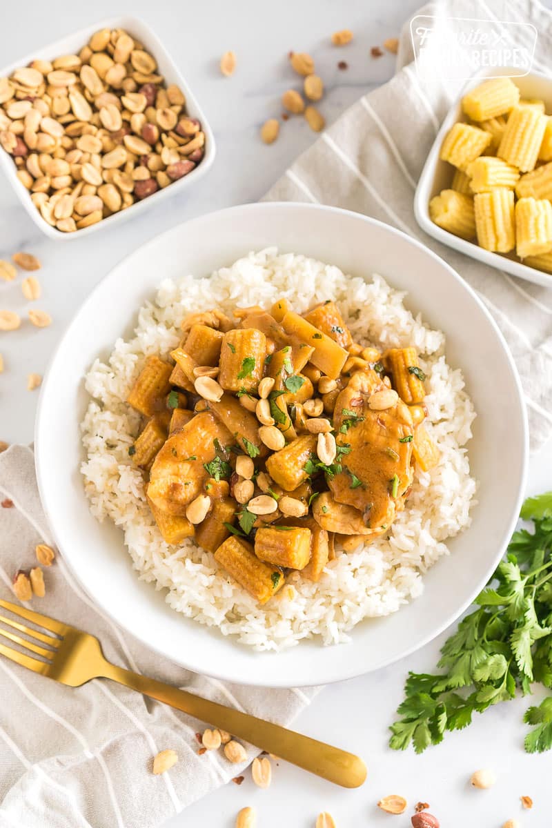 A bowl of Thai Peanut Chicken.