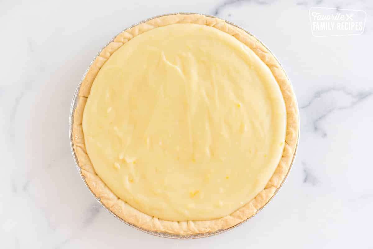 A round crust filled with custard filling