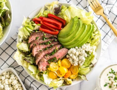 Steak salad in a bowl