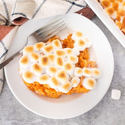 Plate with a scoop of sweet potatoes with marshmallows.