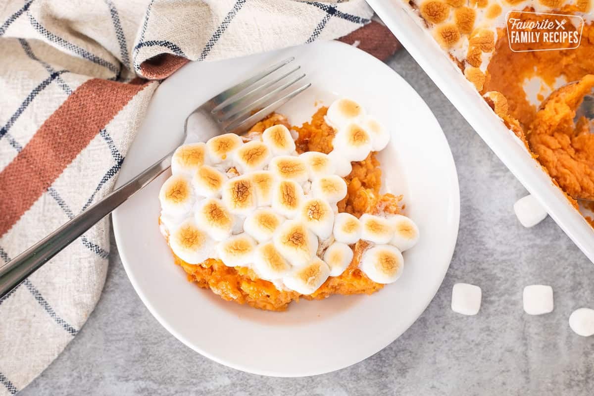 Plate with a scoop of sweet potatoes with marshmallows.