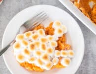 Plate with a scoop of sweet potatoes with marshmallows.