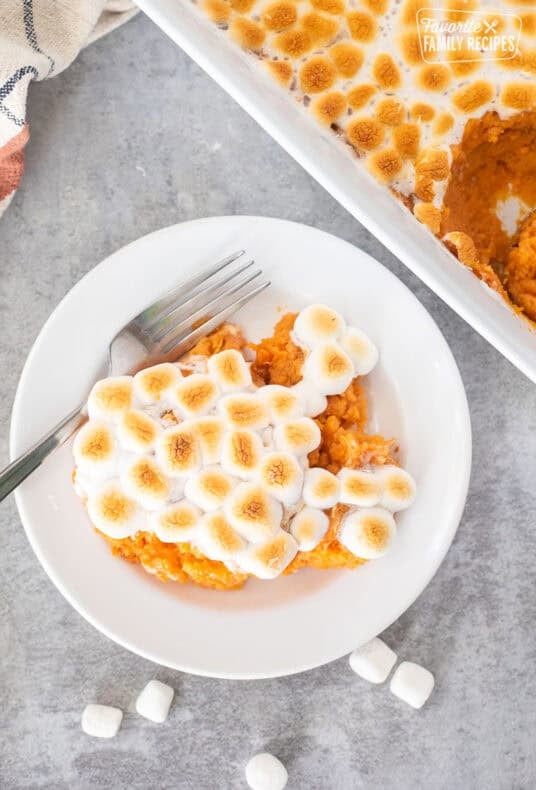 Plate with a scoop of sweet potatoes with marshmallows.